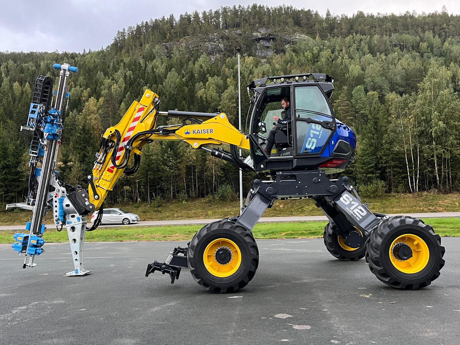 Kaiser robotic spider excavator cleaning a narrow urban canal in India