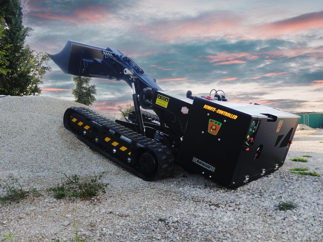 MDB Pocket Bucket – A remote-controlled tracked skid steer with telescopic arm and bucket — engineered for shoveling in dangerous confined areas including culverts, drains, and underground spaces. No human entry required.