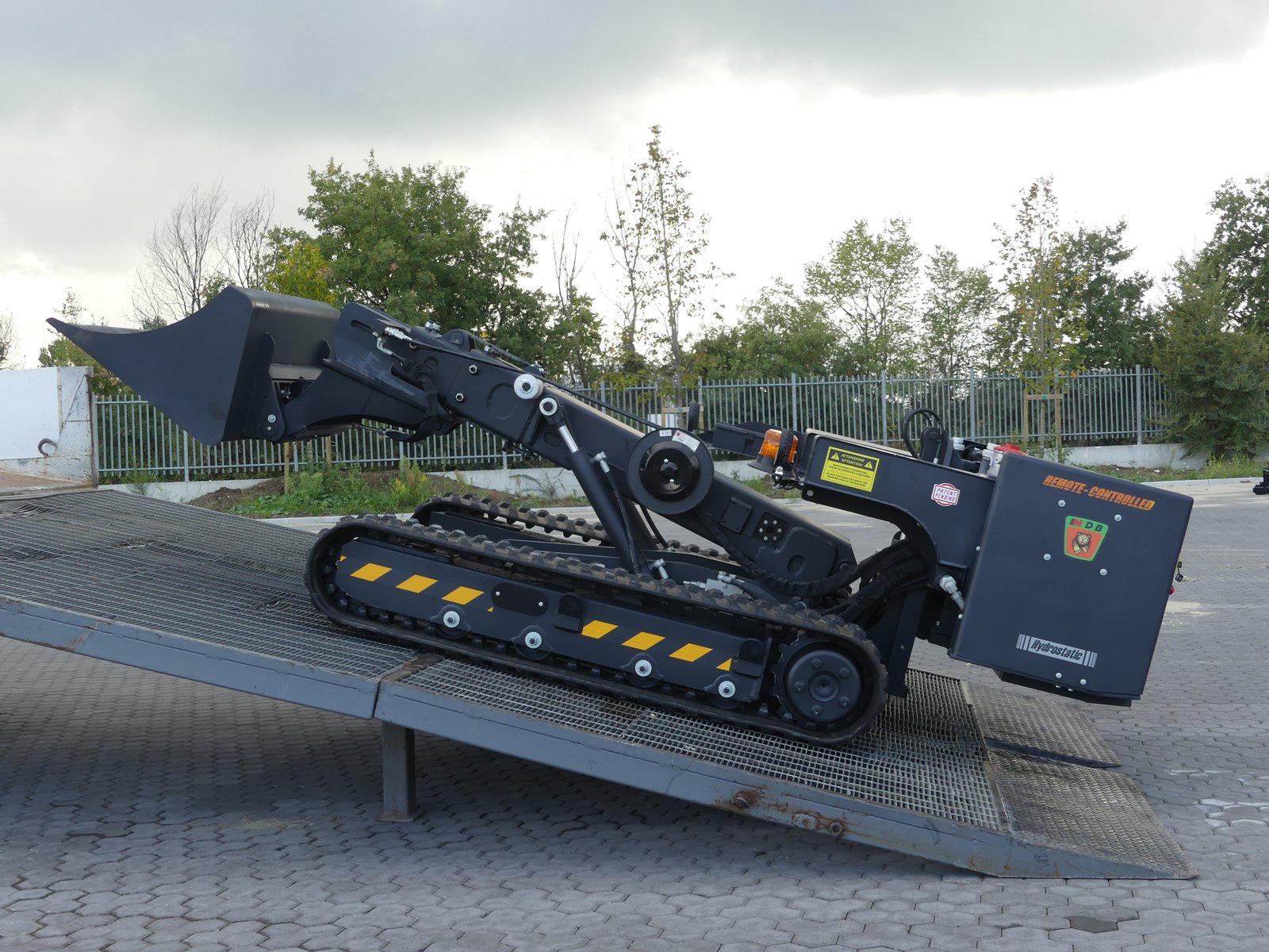 MDB Pocket Bucket – A remote-controlled tracked skid steer with telescopic arm and bucket — engineered for shoveling in dangerous confined areas including culverts, drains, and underground spaces. No human entry required.
